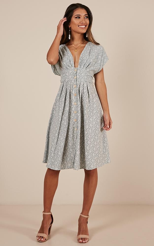 cut frock c in Showpo dress Cut Run And blue print cut frock c in Showpo dress Cut Run And blue print