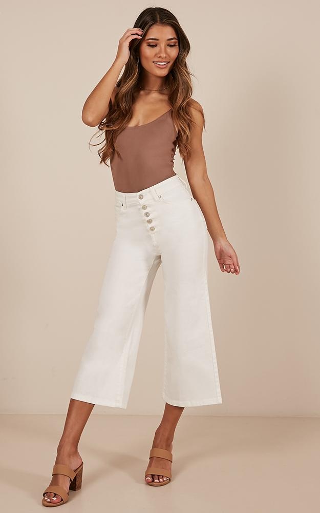 /u/n/undercover_allies_jeans_in_white_denimtn.jpg